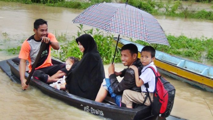 อ่วมหนัก! ปัตตานีฝนตกต่อเนื่อง น้ำทะลักท่วมหมู่บ้าน เตือน 12 อำเภอเฝ้าระวังใกล้ชิด