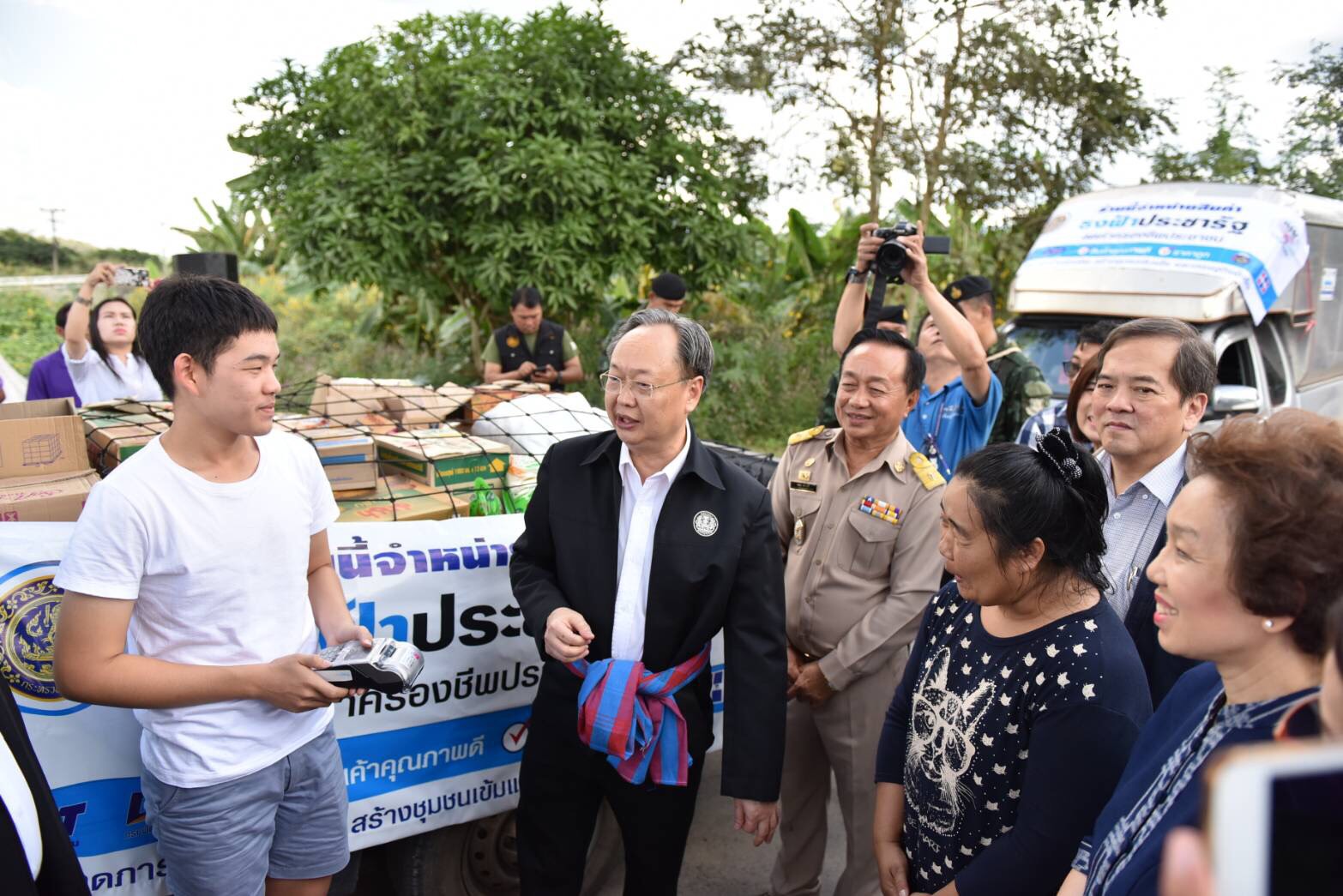 “สนธิรัตน์”ลงพื้นที่ตรวจร้านธงฟ้าประชารัฐเชียงใหม่-ปล่อยตัวรถโมบายธงฟ้าประชารัฐ