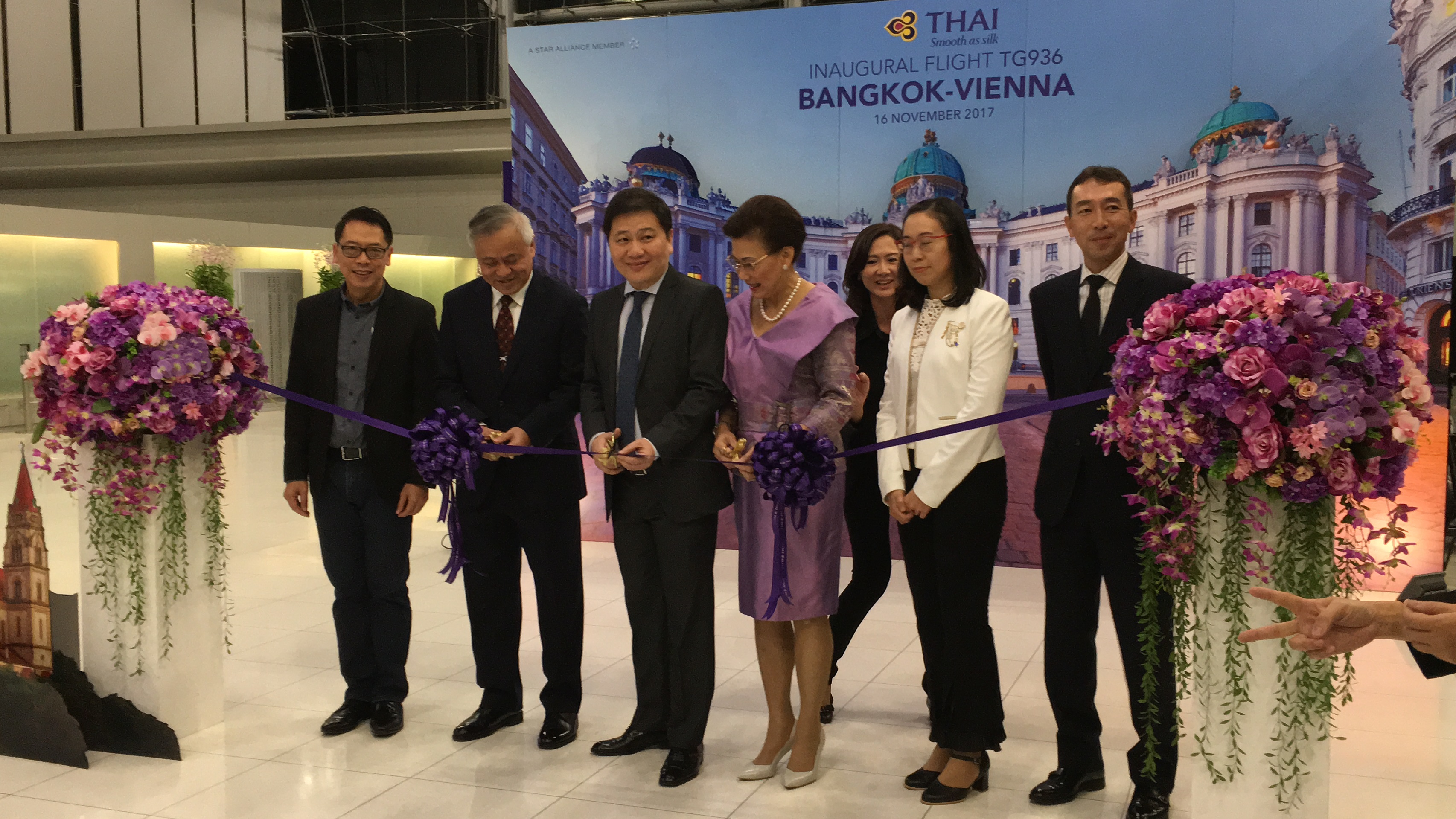 ผู้บริหารการบินไทยตัดริบบิ้นเปิดเที่ยวบินปฐมฤกษ์กรุงเทพฯ-เวียนนา