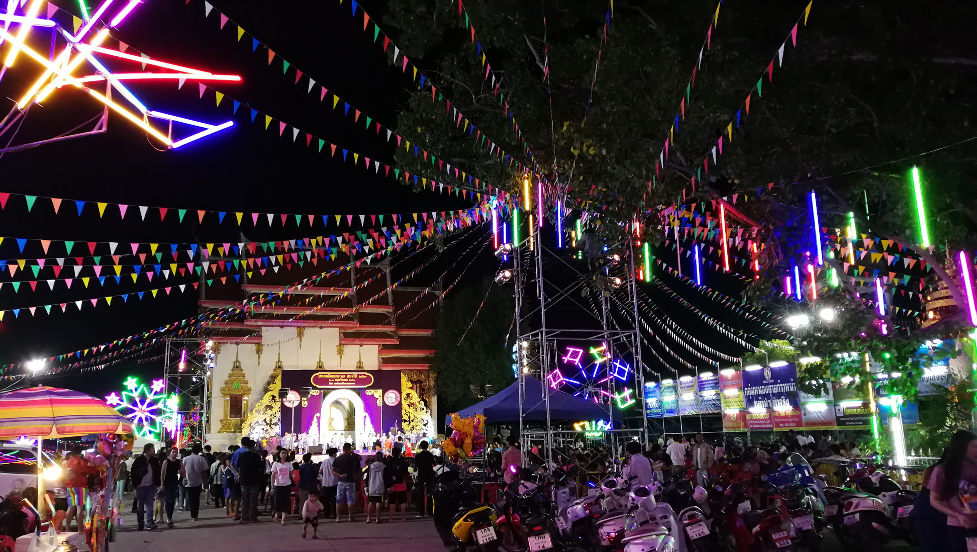 ลอยกระทงหนองคายวันแรกคึกคัก! ชาวไทย-ต่างชาติ ร่วมงานเพียบ