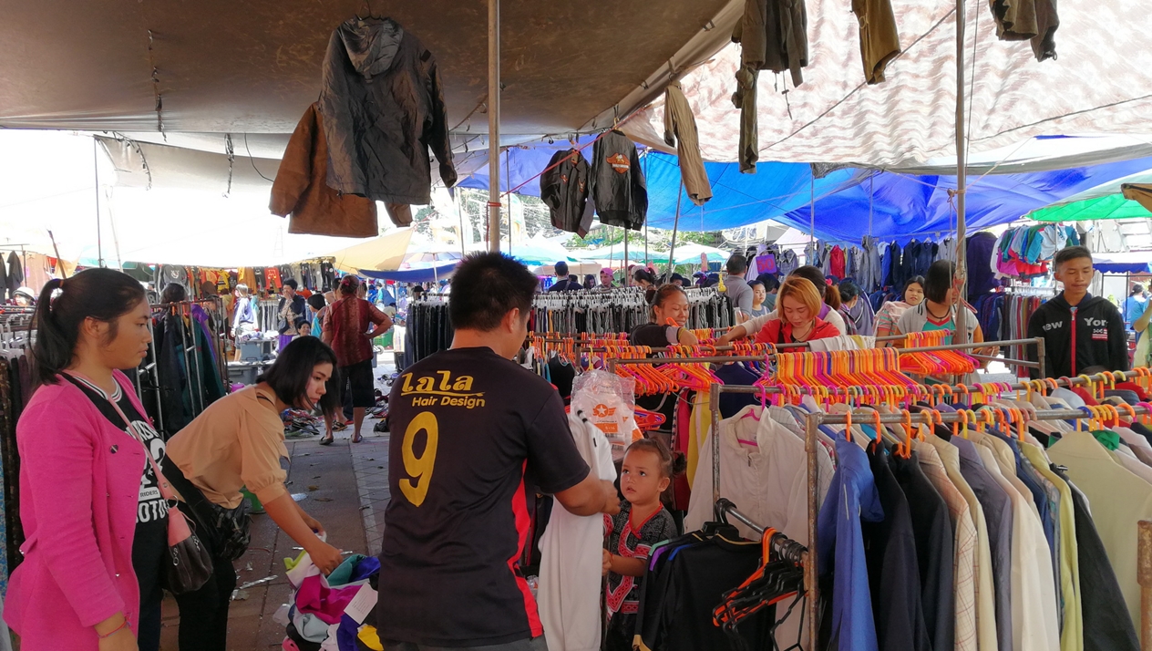 หนาวมาแล้ว! ชาวหนองคาย-สปป.ลาว แห่ซื้อเสื้อกันหนาว-ผ้าห่มที่ตลาดจุดผ่อนปรนไทย-ลาวคึกคัก