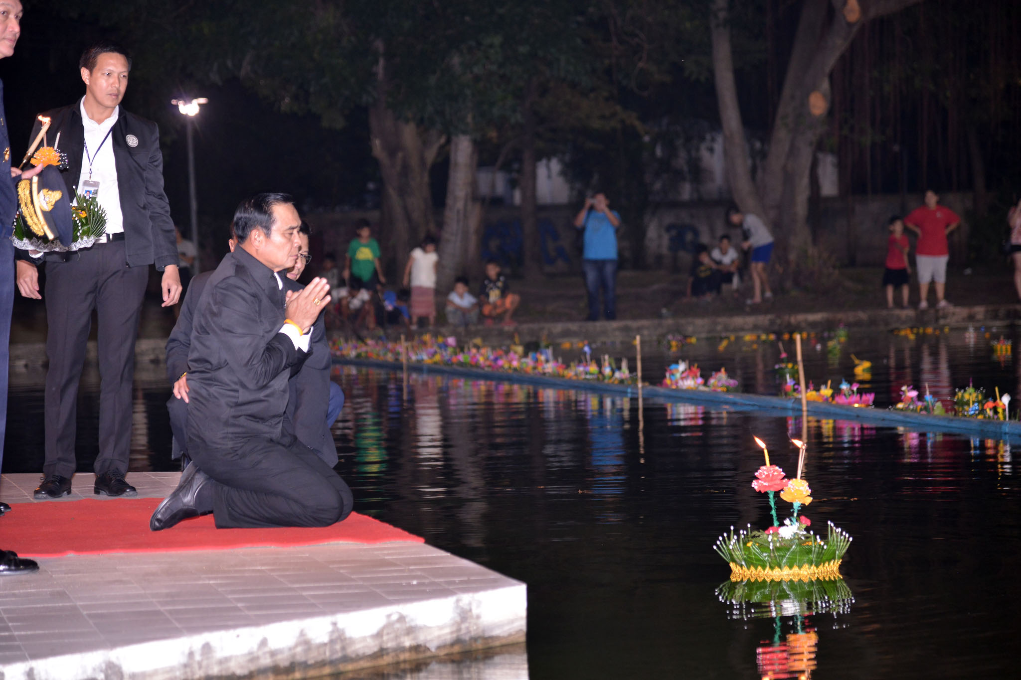‘บิ๊กตู่’ ร่วมลอยกระทงที่กองทัพอากาศ ขอให้บ้านเมืองปลอดภัย สิ่งที่ไม่ดีจงออกไป