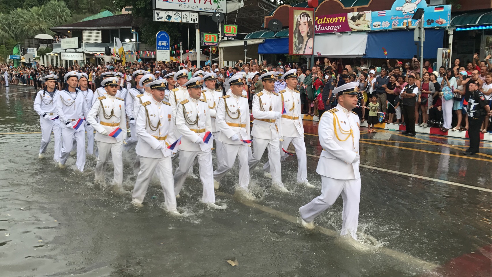 Прощание славянки в параде тайланде. Русские моряки маршируют в Таиланде. Моряки Таиланд. Русские моряки на параде в Таиланде. Марш моряков в Таиланде.
