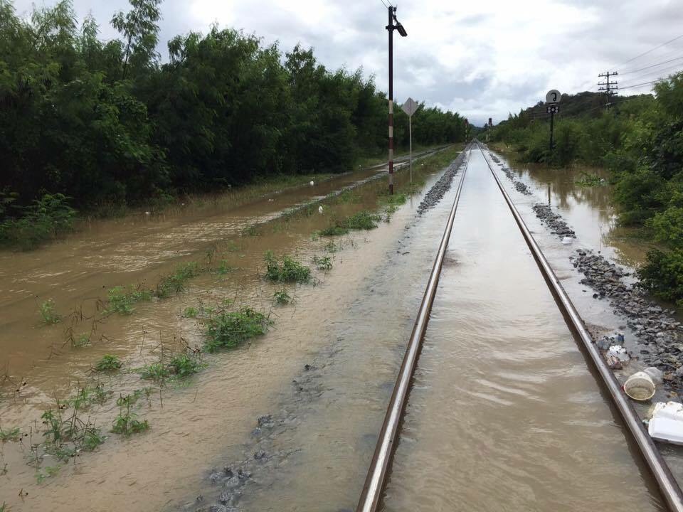 รถไฟงดเดินขบวนรถสายใต้หลังน้ำท่วมหนองศาลา และชะอำ มีปริมาณที่สูง