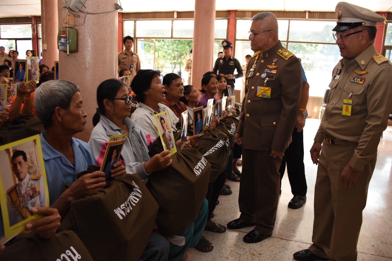 สมเด็จพระเจ้าอยู่หัว พระราชทานถุงยังชีพแก่ราษฎรผู้ประสบอุทกภัย จ.พิษณุโลก