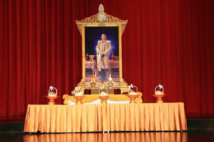 ร.10 พระราชทานกระเช้าของขวัญแก่ ขรก.กรมศิลป์-จิตอาสา ผู้ก่อสร้างพระเมรุมาศ