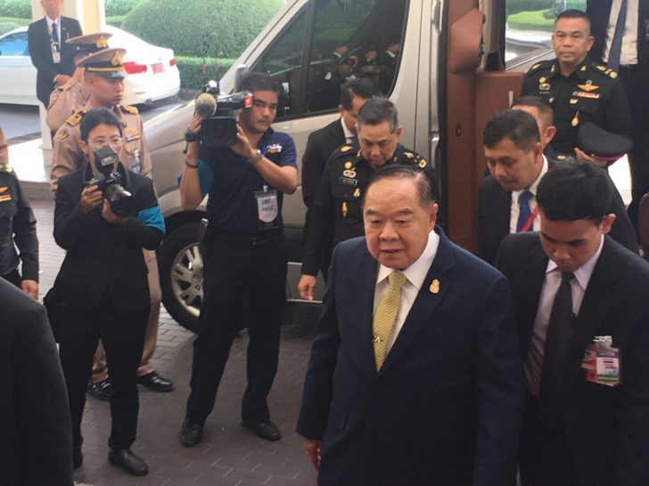 “ประวิตร” ปรากฎตัวเเล้ว! ปัดตอบสื่อ หลังข่าวลือหลุดตำแหน่ง รมว.กลาโหม