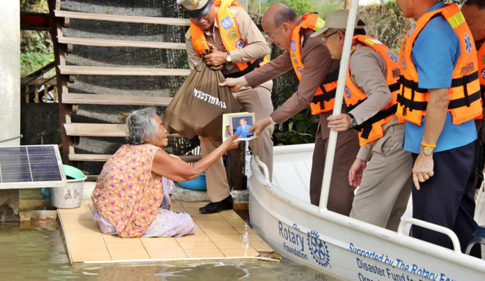ปลื้มปีติ! ‘ในหลวง’ พระราชทานสิ่งของช่วยชาวบ้านที่ประสบอุทกภัยในอ.บางระกำ