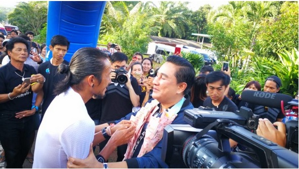 ‘ตูน-บอดี้สแลม’ ขาเจ็บแต่ใจสู้วิ่งต่อ นักร้องลูกทุ่งชื่อดัง ‘เอกชัย’ โผล่ให้กำลังใจ-ร่วมบริจาค