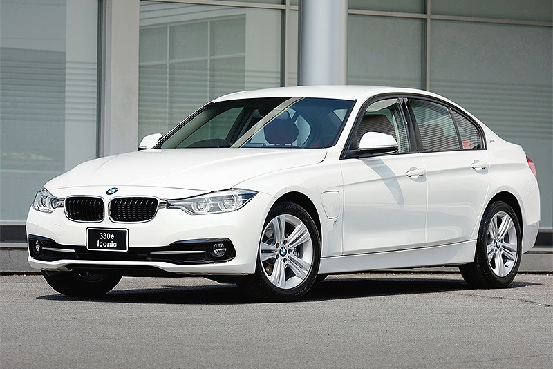 BMW 330e Iconic 55 กม.ต่อลิตร