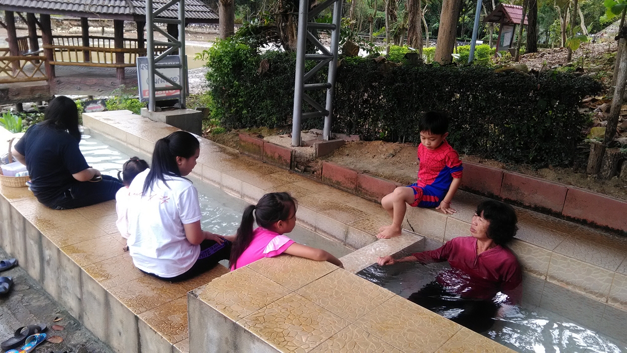 รับลมหนาว! นักท่องเที่ยวแห่แช่น้ำแร่เชียงรายคึกคัก