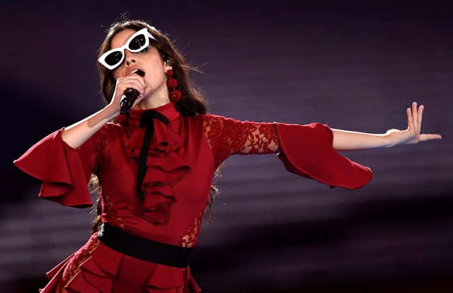 Singer Camila Cabello performs at the 2017 MTV Europe Music Awards at Wembley Arena in London, Britain. 10 อันดับ เพลงสากลยอดฮิต ติดชาร์ต ประจำสัปดาห์นี้ ( 21-27 พ.ย.2017 )