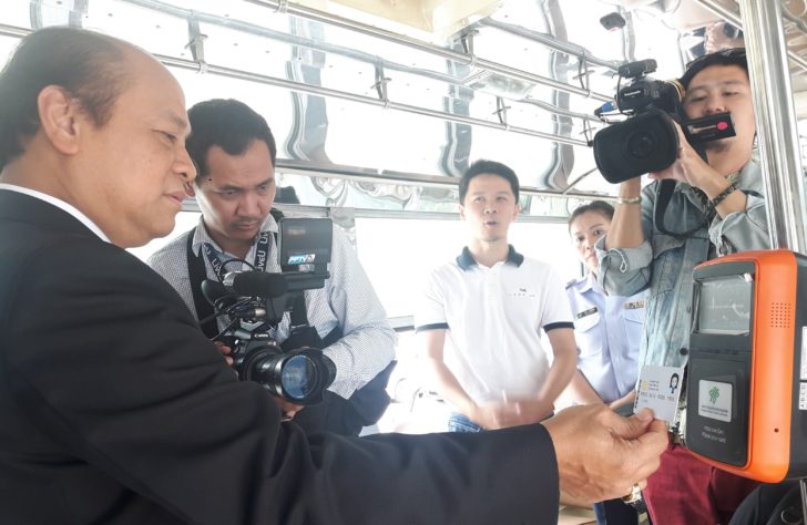 นายประยูร-ช่วยแก้ว-รักษาการ-ผอ.ขสมก.-กำลังทดสอบเครื่องอีทิกเก็ต