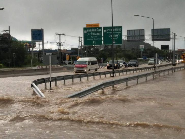 น้ำรอระบายที่หัวหิน หลังฝนตกหนักต่อเนื่อง ผวจ.ประจวบฯสั่งเร่งระบายน้ำลงทะเล