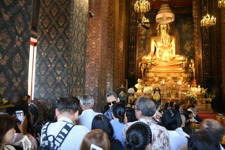 ปชช.ยังเข้ากราบสักการะพระบรมราชสรีรางคาร ร.9 ที่วัดบวรฯ ต่อเนื่อง เตรียมเข้าคิวรอชมความงามพระเมรุมาศ 2 พ.ย.