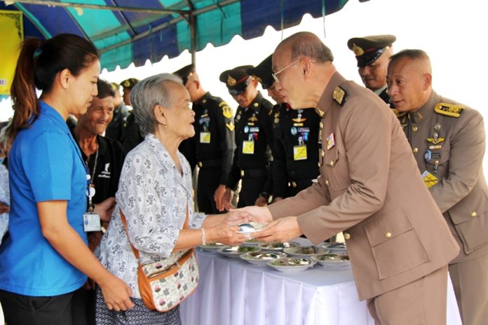 มอบสงของพระราชทาน_4-696x464