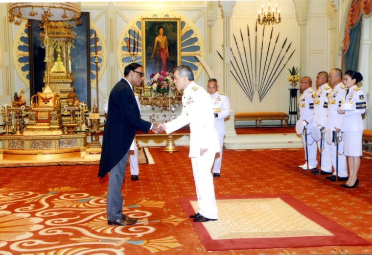 ร.10 พระราชทานพระราชวโรกาสให้คณะทูตเฝ้าฯ ถวายสาส์นตราตั้งรับตำแหน่ง