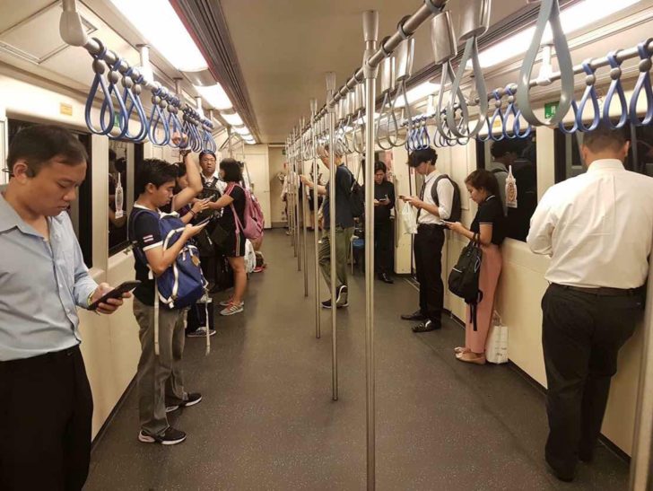 เป็นเรื่อง! สมาคมองค์การพิทักษ์รัฐธรรมนูญไทย ค้าน MRT ถอดเก้าอี้ในรถไฟฟ้า ชี้เอาเปรียบผู้บริโภค