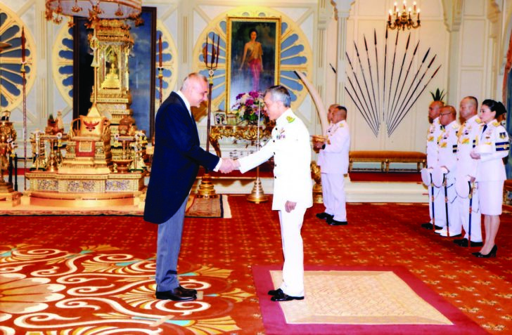 ร.10 พระราชทานพระราชวโรกาสให้คณะทูตเฝ้าฯ ถวายสาส์นตราตั้งรับตำแหน่ง