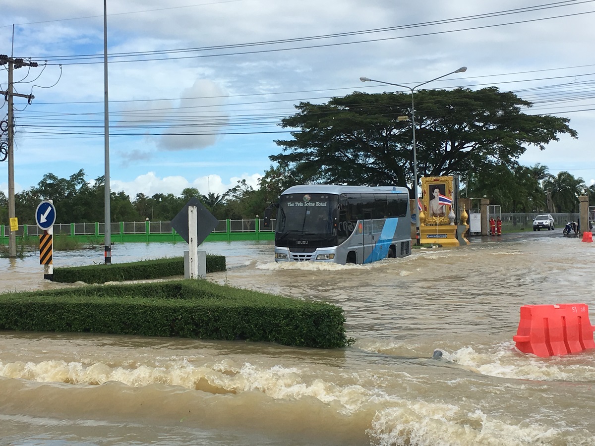 น้ำยังท่วมประตูทางเข้าสนามบินนครฯ ด้าน ผอ.สนามบินระบุเปิดบินตามปกติ