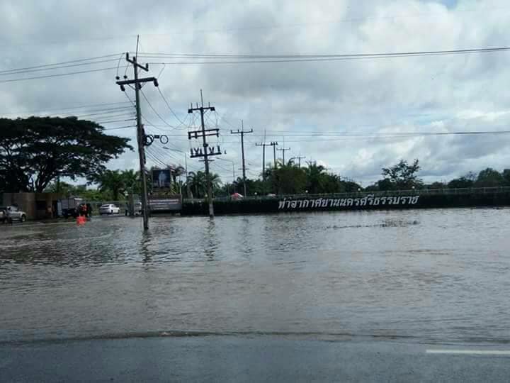 สั่งปิด 2 วัน “สนามบินเมืองคอน” น้ำทะลักรันเวย์ ทหารเร่งขนทรายกั้นน้ำ