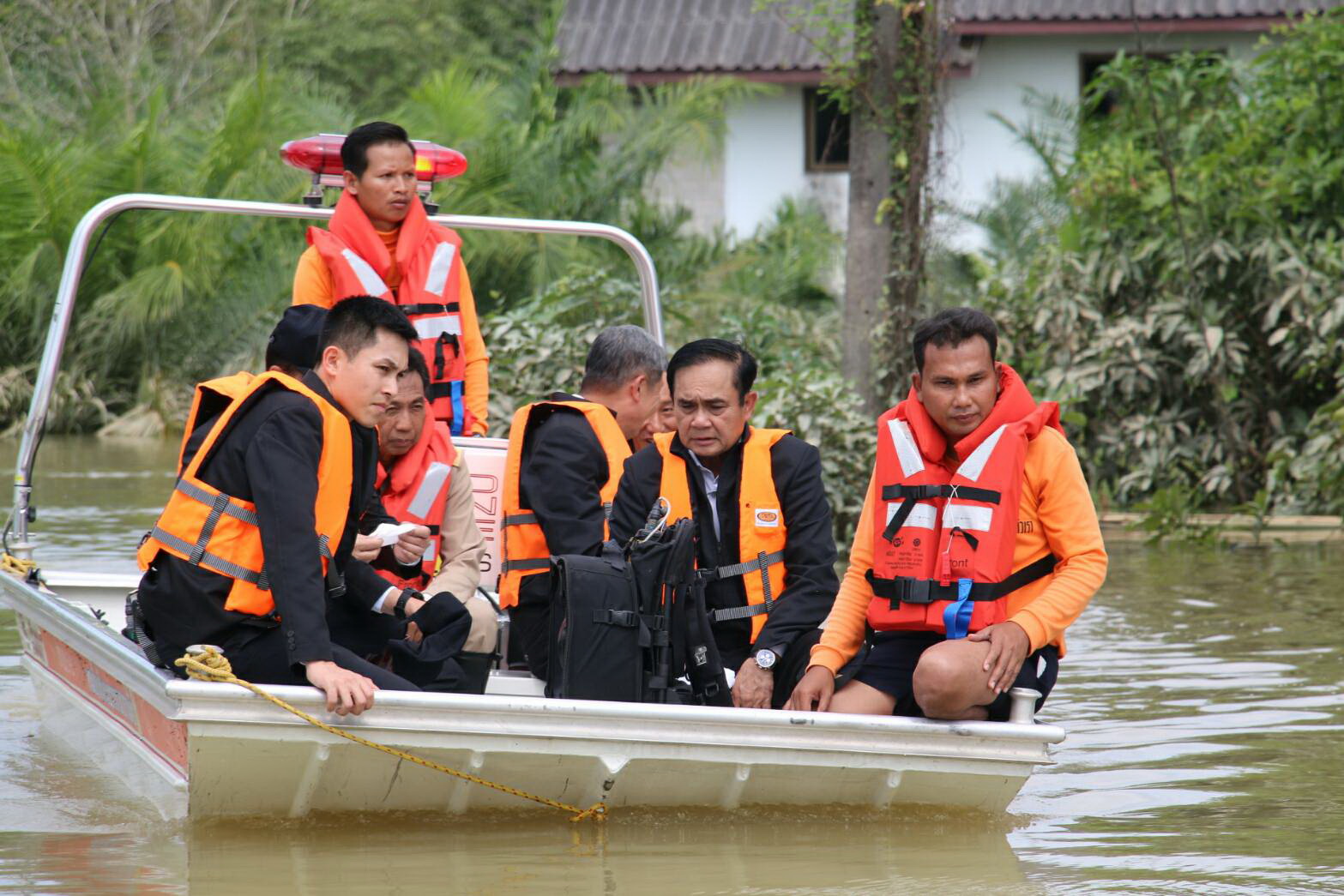 นายกฯ ลงพื้นที่ตรังเร่งช่วยเหลือน้ำท่วมอยากให้คนไทยมีความสุข