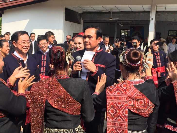 กาฬสินธุ์คึกคัก “บิ๊กตู่” ร่วมฟ้อนภูไท ชาวบ้านเชียร์ให้อยู่ 10 ปี เจ้าตัวรับ “ให้อยู่ก็อยู่ได้”