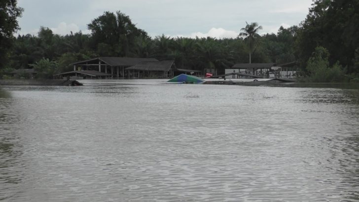 น้ำทะลักไหลท่วม “เมืองเก่าตั้งศาลหลักเมืองตรัง” 4 หมู่บ้านเป็นเกาะ 400 ครัวเรือนเดือดร้อน