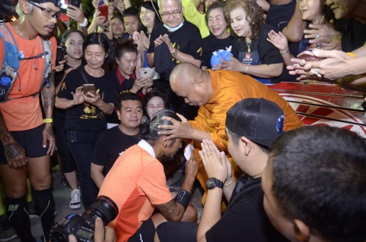 ‘ตูน’เริ่มวิ่งออกจากตัวเมืองสุพรรณบุรี ‘หลวงตาแดง’วัดดังเป่ากระหม่อม