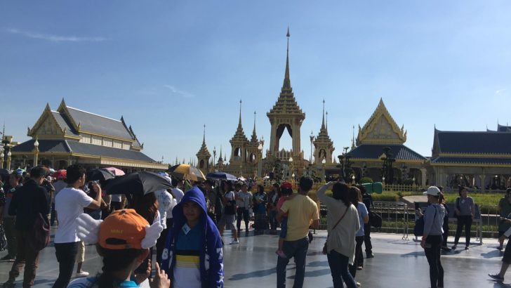 วันสุดท้ายชมพระเมรุมาศ คนเนืองเเน่น ล่าสุดคนเข้าชมรวมเกือบ 4 ล้าน
