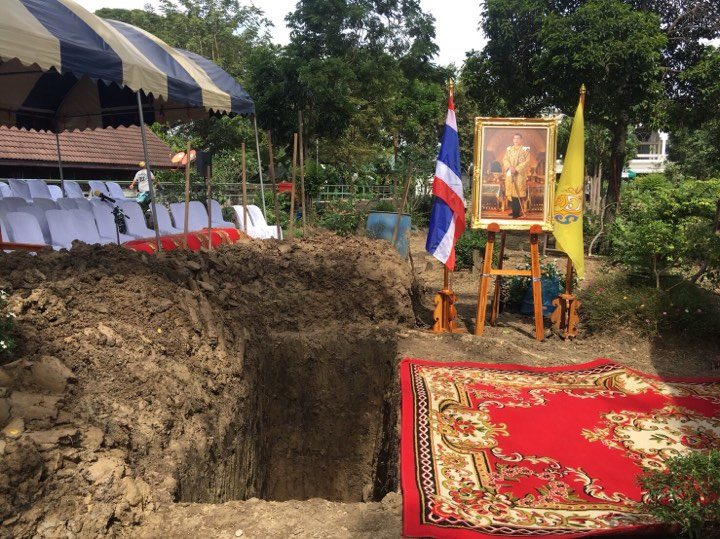 ในหลวงพระราชทานดินพิธีฝังศพ “สุรินทร์” เอกอัครราชทูตหลายประเทศร่วมแสดงความอาลัย