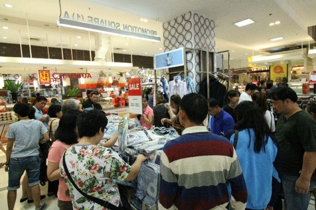 โพลล์เผย “ช้อปช่วยชาติ” ส่งผลคนไทยซื้อสินค้า-บริการเกินความจำเป็น