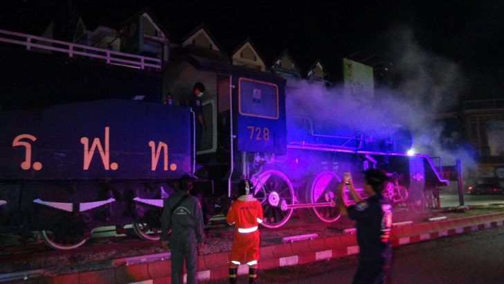 ไฟลุกพรึบ! ควันพวยพุ่งจากหัวรถจักรไอน้ำเก่าแก่ลำปางหน้าสถานีรถไฟ คาดเหตุจากไฟฟ้าลัดวงจร