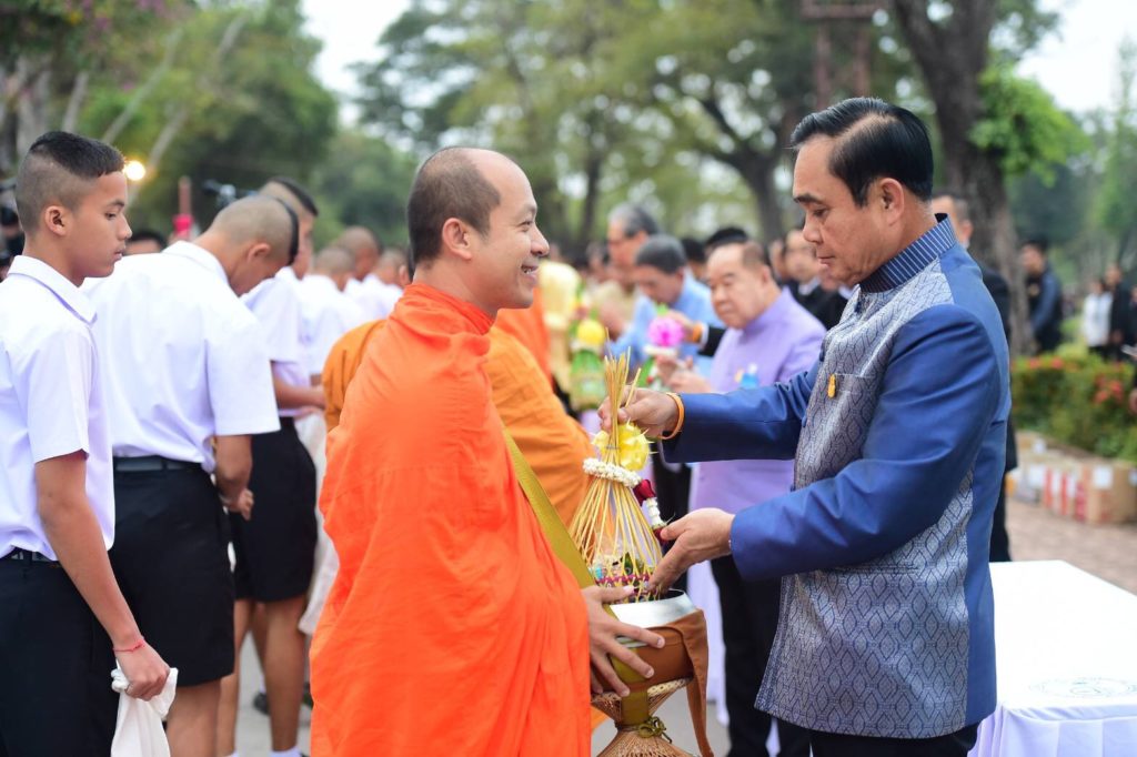 “บิ๊กตู่” นำ ครม.ใส่บาตรหน้าวัดมหาธาตุ สั่งทำรธน.-กฎหมายลูกแจกประชาชน