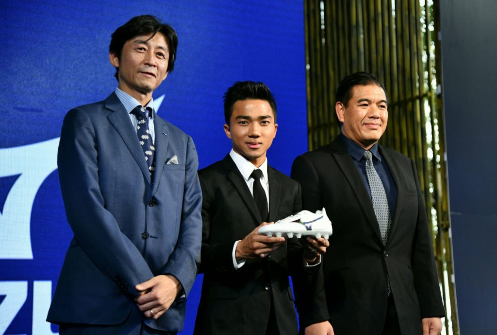 “เจ ชนาธิป” ย้อนความหลังสวมสตั๊ด “มิซูโน่” เปิดตัวเซ็น 3 ปี รับเกือบ 10 ล้าน