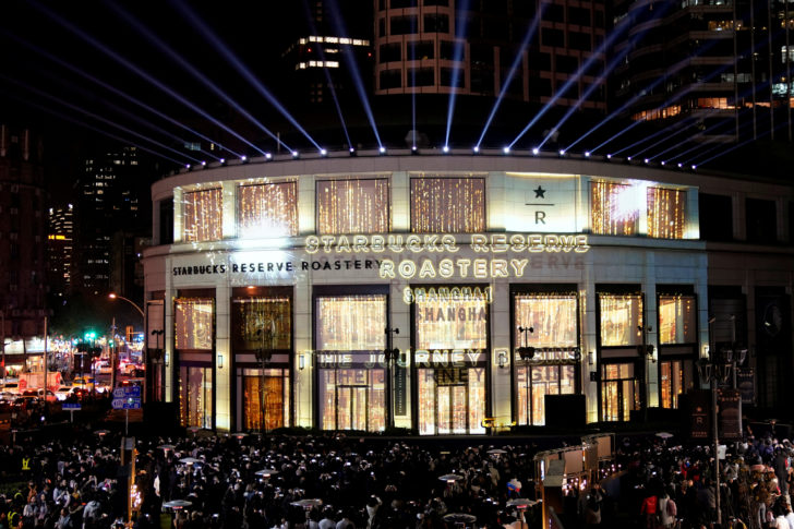 A view of the new Starbucks Reserve Roastery is seen during the opening ceremony in Shanghai มุงหนักมาก! พาชมทุกซอกทุกมุมสุดอลัง “สตาร์บัคส์”ที่ใหญ่ที่สุดในโลก เปิดแล้วที่เซี่ยงไฮ้