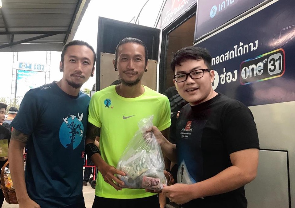 อ้าวเฮ้ย มีพี่ตูนสองคน! ภาพประทับใจ นักร้องก็อปปี้โชว์ มอบเงินบริจาคแก่ “ตูน บอดี้สแลม”