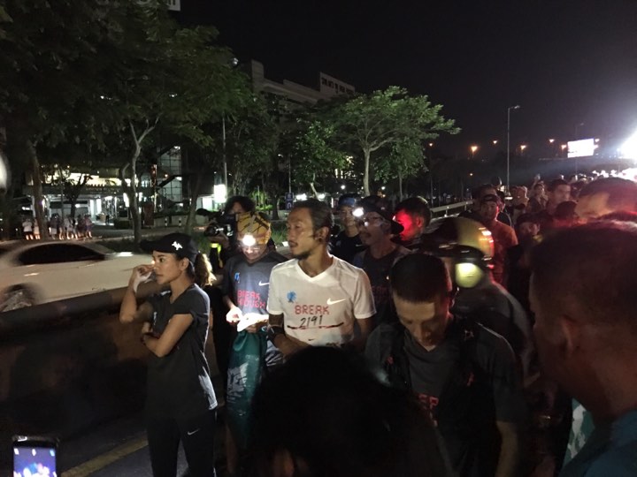 “ตูน บอดี้แสลม” ถึงจุดถนนสิรินธร ประชาชนนับร้อยปรบมือรับกึกก้อง-รอวิ่งด้วย