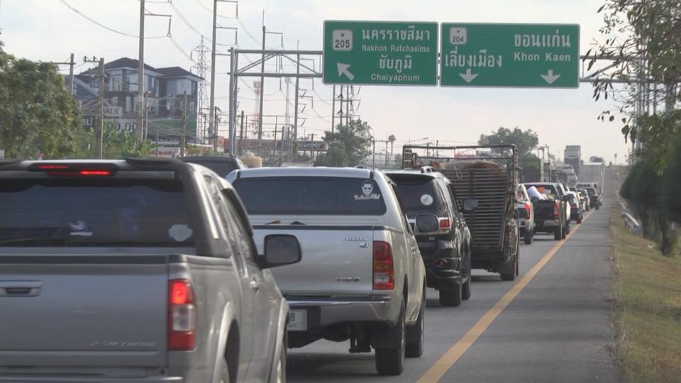 ติดหนึบ!! สภาพการจราจร “ถนนมิตรภาพ” รถหนาแน่น ต้องเปิดช่องทางพิเศษระบายรถ