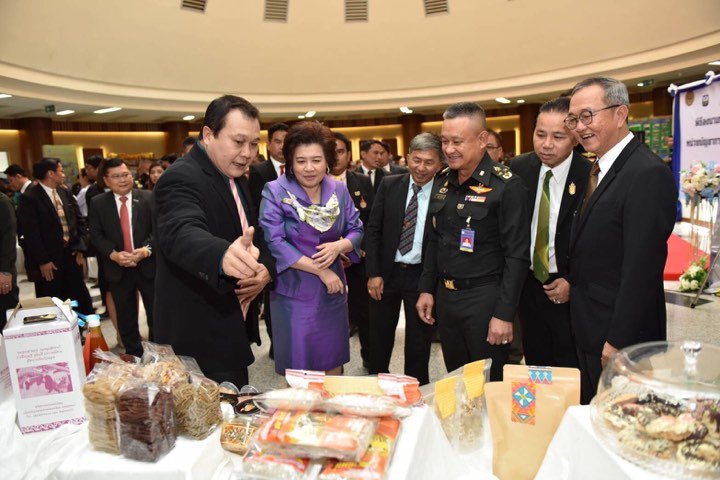 พาณิชย์ร่วมลงนามบันทึกความเข้าใจว่าด้วยโครงการ 1 ประชารัฐ 1 ภูมิภาค