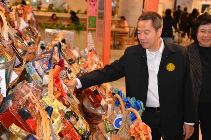 กรมการค้าภายในลุยห้างแจ้งวัฒนะ ตรวจกระเช้าปีใหม่ กำชับสินค้าต้องมีอายุไม่ต่ำกว่า6เดือน เจอทำผิดโดนคุก7ปี ปรับ1.4แสน
