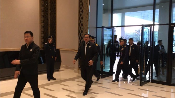 “บิ๊กตู่” ลงพื้นที่ตรัง ให้กำลังใจผู้ประสบภัยน้ำท่วม พร้อมติดตามการช่วยเหลือ