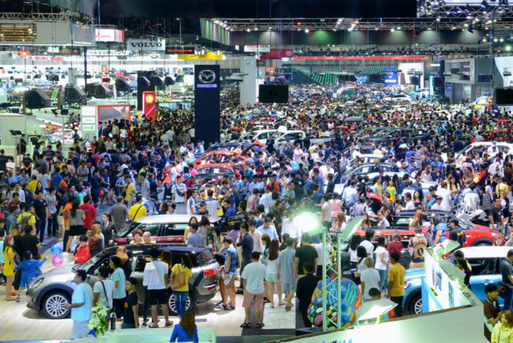 ขายรถปีหน้าลุ้นทะลุ 9 แสนคัน ปัจจัยหนุนอื้อ/โปรเปลี่ยนรถคันแรกจูงใจ