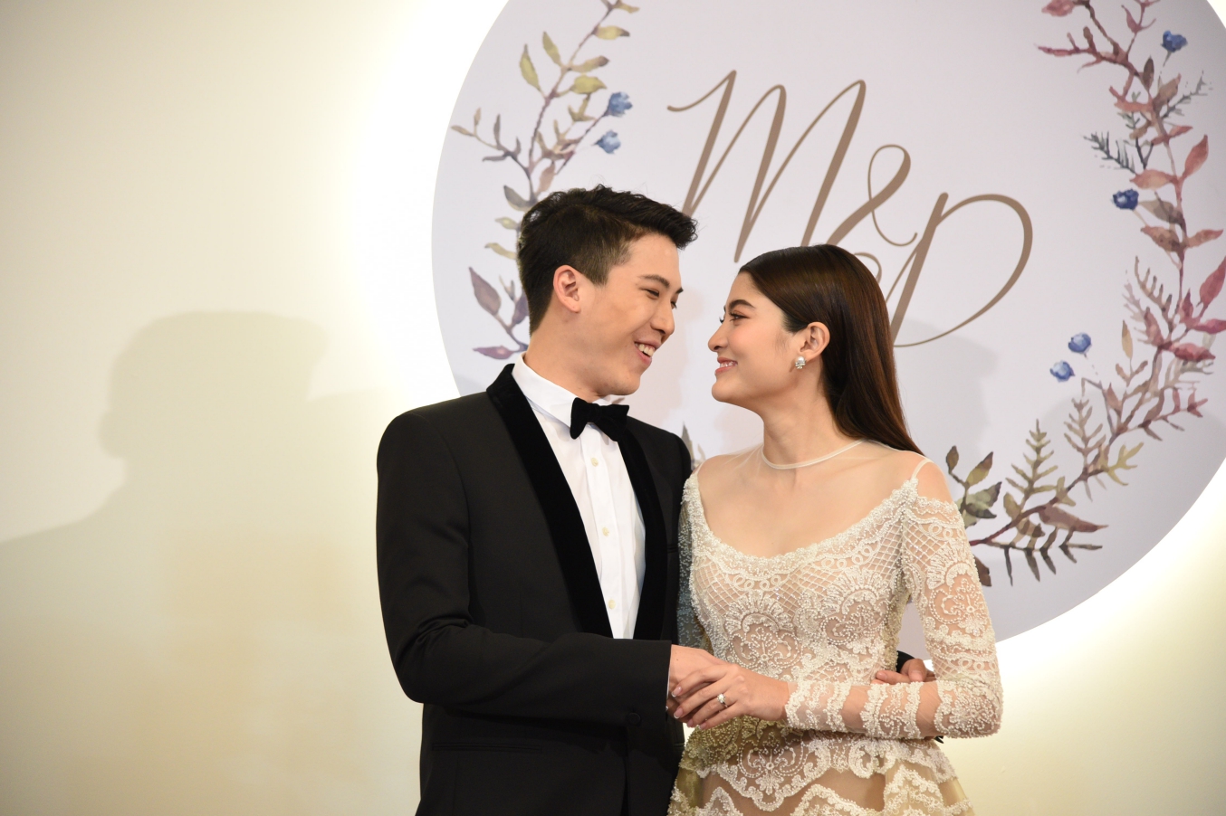 “มาร์กี้-ป๊อก” จูงมือแถลงข่าวฉลองสมรสสุดหวาน เผยแหวนแต่งงานเจ้าสาวเพชรหนัก 4.1 กะรัต