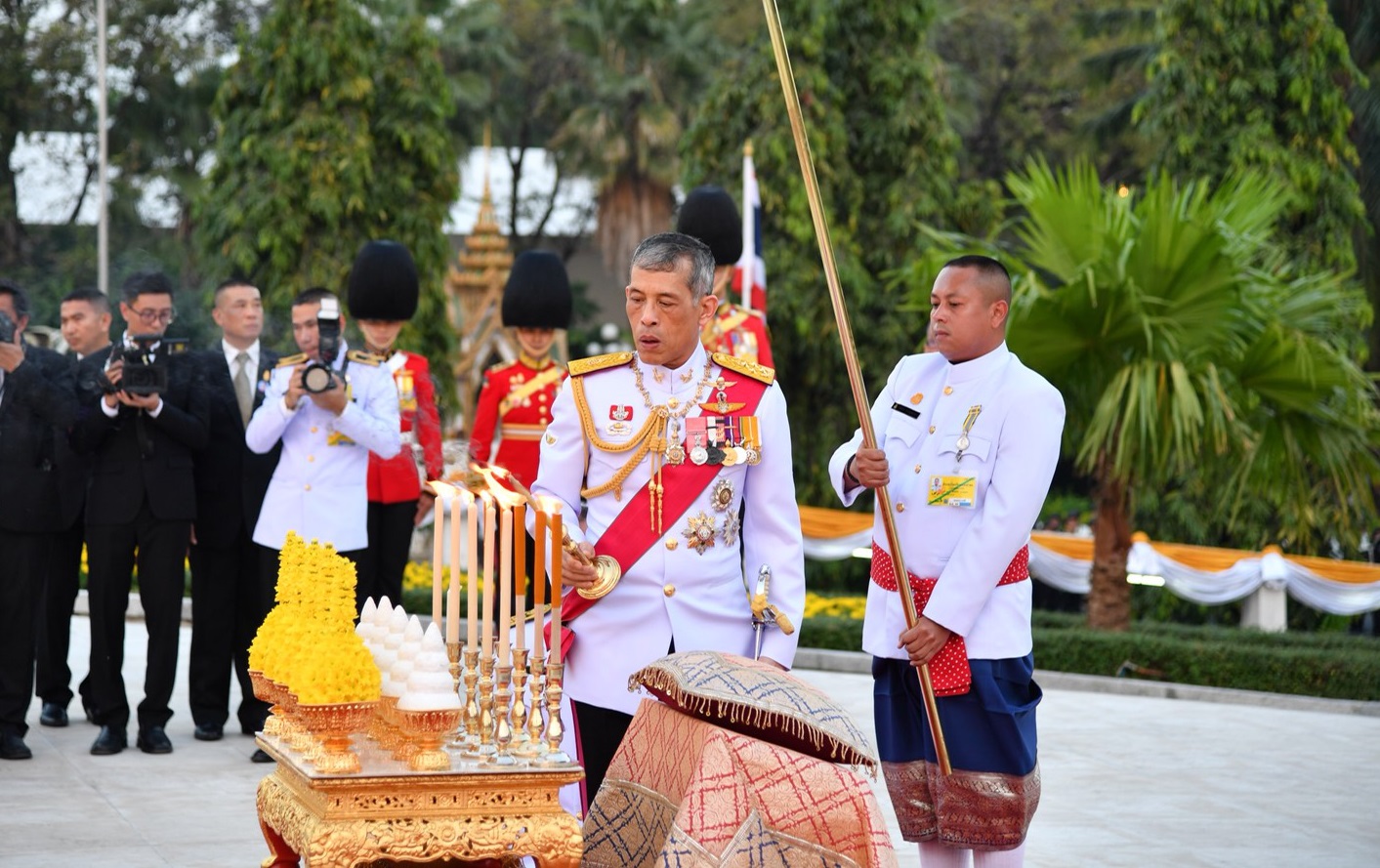 สมเด็จพระเจ้าอยู่หัว เสด็จวางพุ่มดอกไม้วันรัฐธรรมนูญ