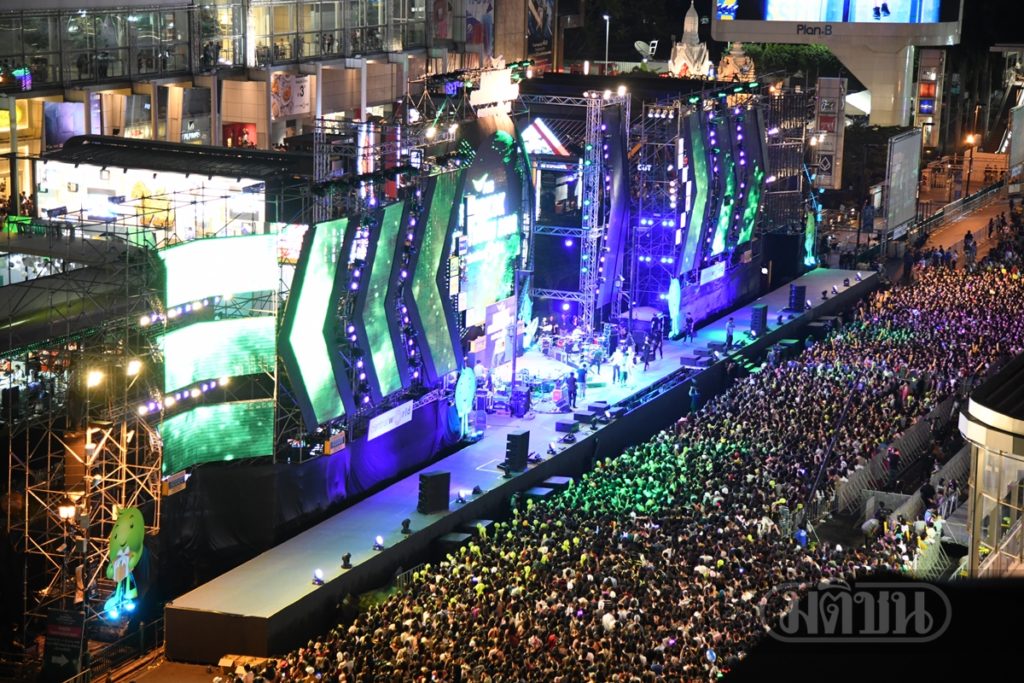 บรรยากาศก่อนเคาต์ดาวน์หน้าเซ็นทรัลเวิลด์ คนแน่น ศิลปินจัดเต็ม!
