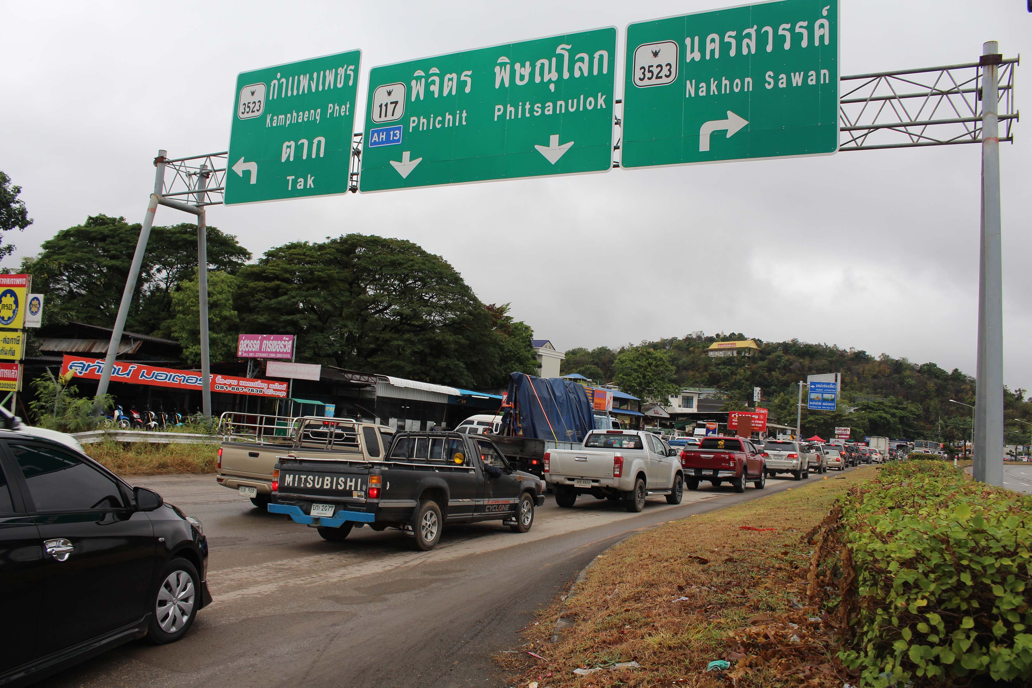 ปากน้ำโพ รถสะสมยาว เจอปัญหาผิวถนนซ่อม-ฝนตก ช่วงค่ำยังแน่นเต็มท้องถนน