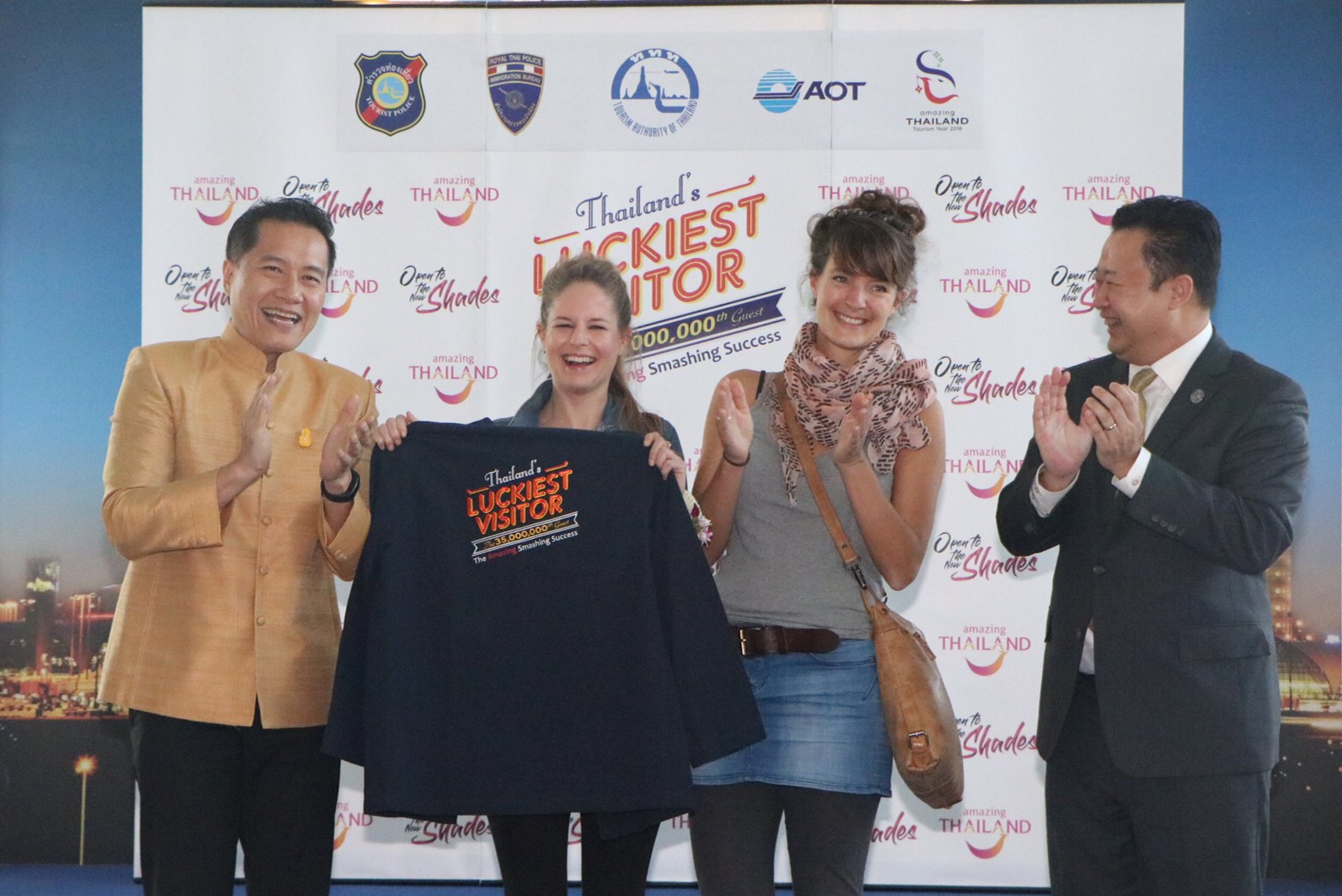 “ททท.” แจกรางวัลใหญ่ส่งท้ายปี 2560 ต้อนรับนักท่องเที่ยวคนที่ 35 ล้านเที่ยวเมืองไทย