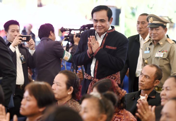 “บิ๊กตู่” ผุดไอเดียให้ชาวชนบทย้ายบ้านมาอยู่ใกล้กัน แก้ปัญหากระจายข่าวไม่ทั่วถึง