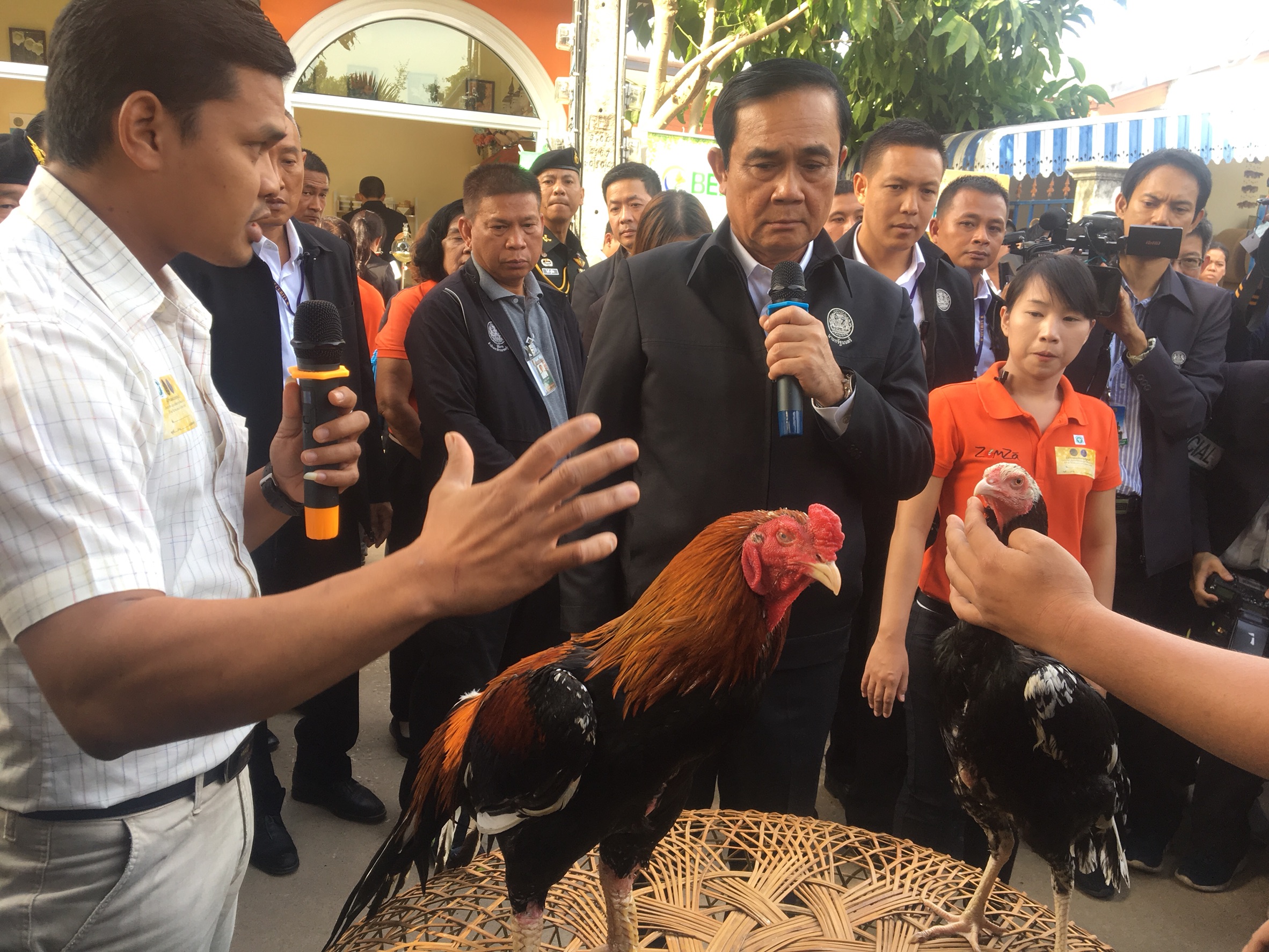 “บิ๊กตู่” ลงพื้นที่เยี่ยมชาวบ้าน “พิษณุโลก” ทดลองนวดไหล่-เอ็นดูไก่ชน-ซื้อสุนัขบางแก้ว